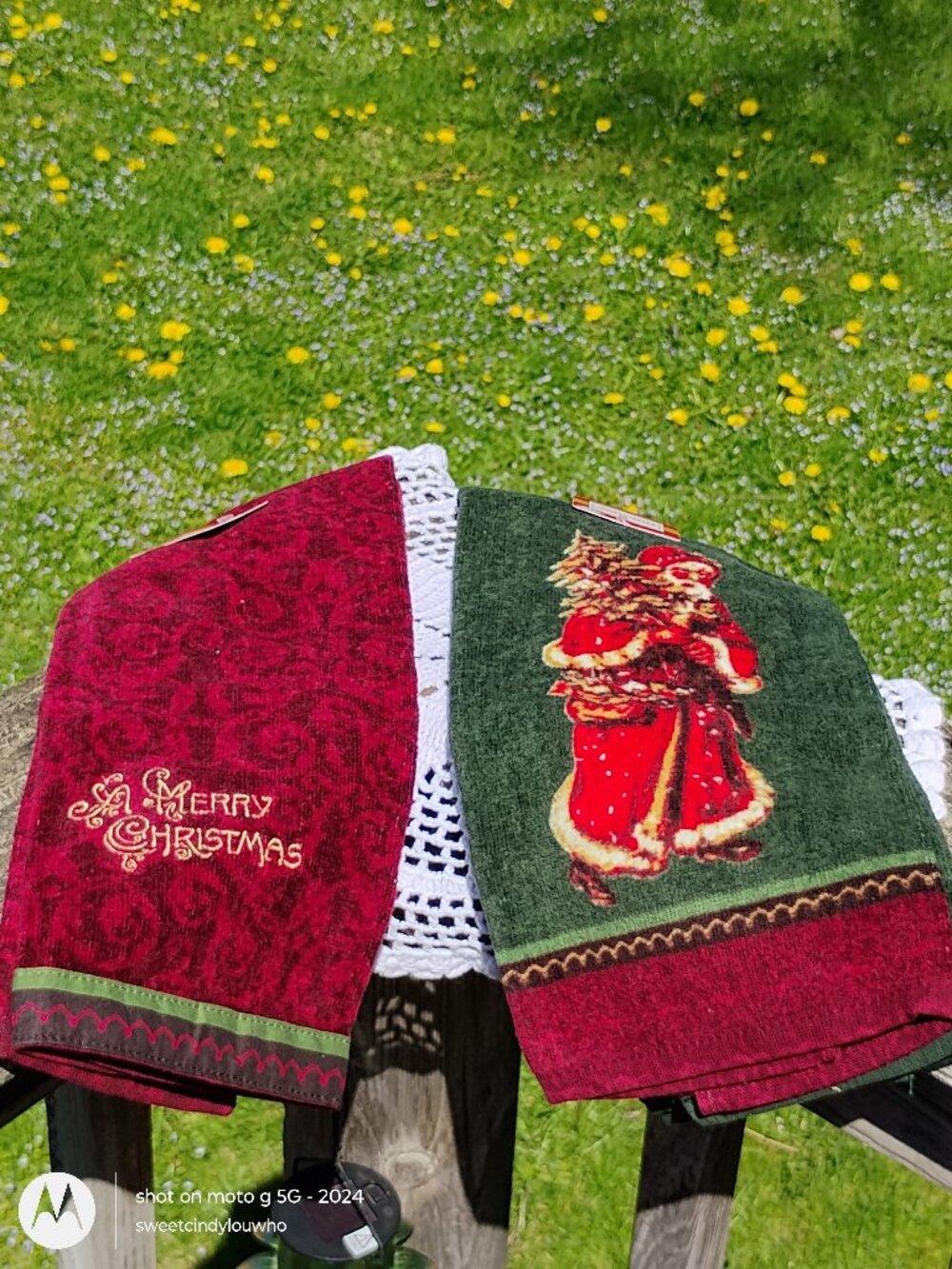 Christmas hand towels NWT new set of 2 red and green Holiday Inspirations brand